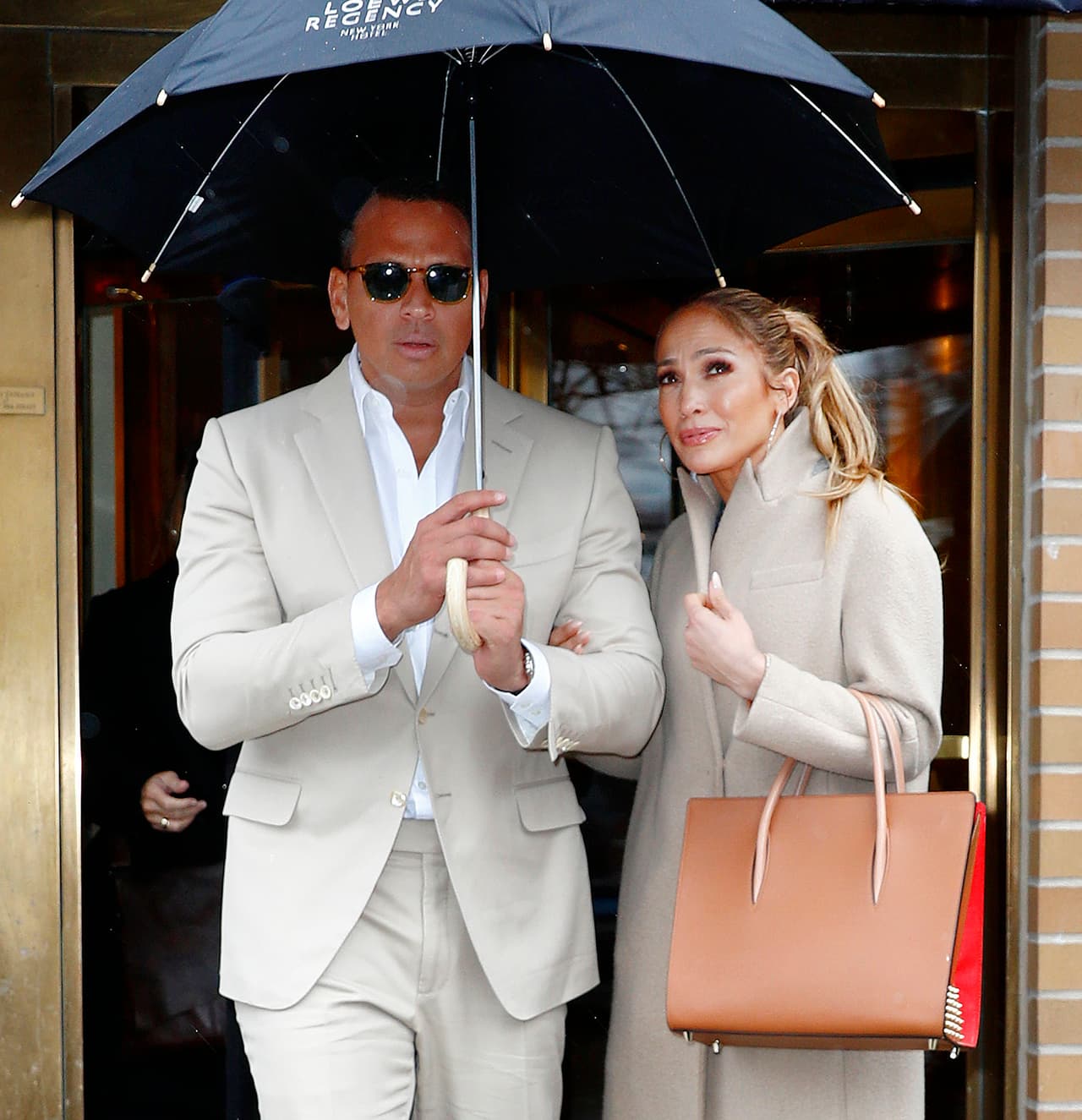 Jennifer Lopez y Alex Rodríguez salen de una comida en el restaurante Marea, en Manhattan, el 31 de marzo luciendo atuendos del mismo color.