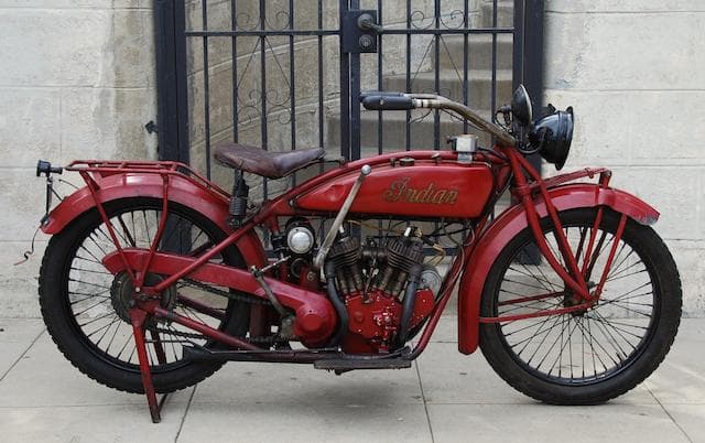 Desde su lanzamiento, la Indian 101 Scout de 1920 fue un éxito inmediato y ha probado que su diseño es legendario, convirtiéndose en una de las motocicletas clásicas más cotizadas en la actualizad.