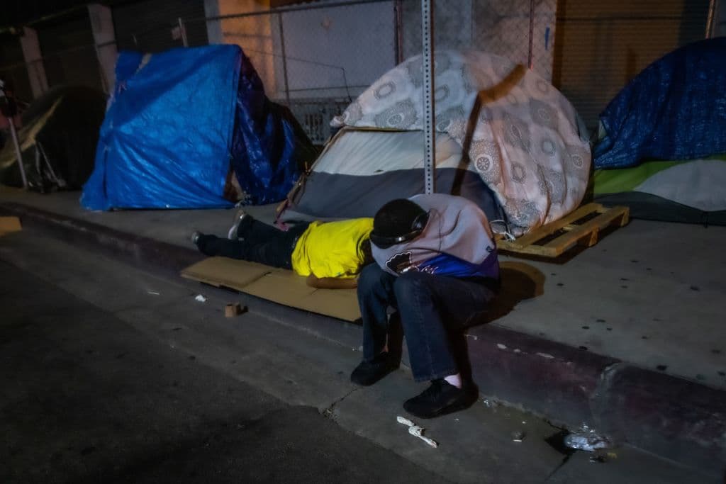 Mueren apuñaladas dos personas sin hogar que se resguardaban del frío en una iglesia en California