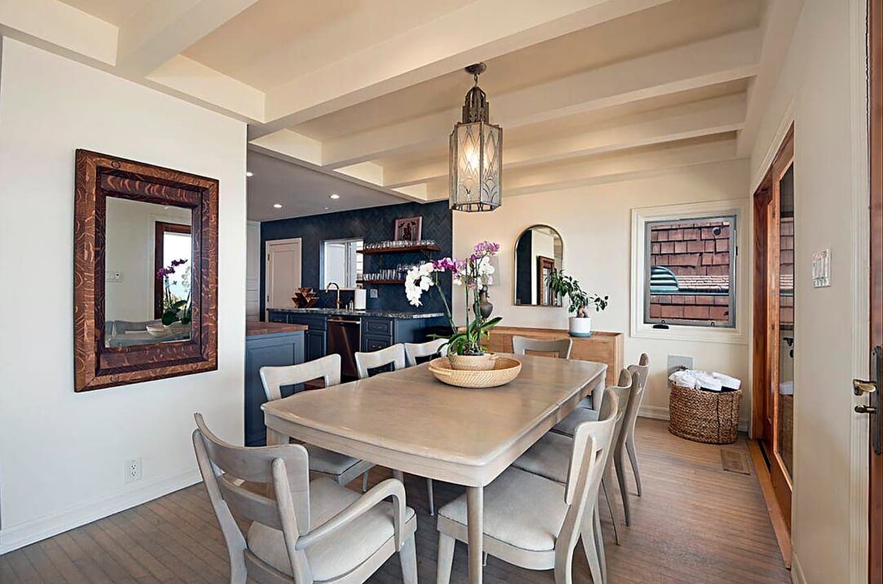 El comedor es pequeño, pero suficientemente cómodo.