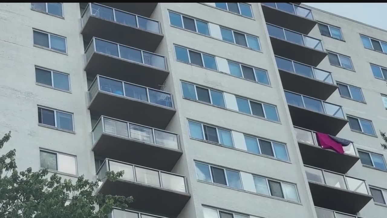 Niño de 2 años cae del balcón de un piso 15 y sobrevive en Silver Spring; vecinos exigen seguridad