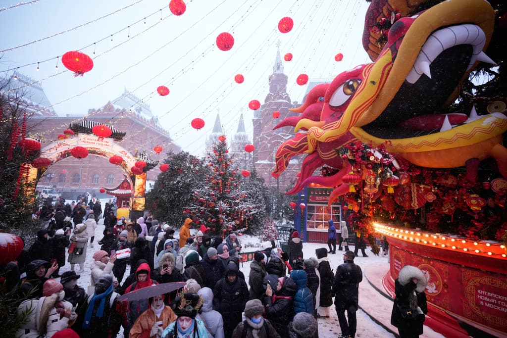 En ciudades de China, así como en barrios chinos de Asia, Europa y América, las calles se llenan de faroles rojos, música y danzas del león y del dragón para recibir el nuevo año. Aquí se pueden ver los festejos en Moscú.