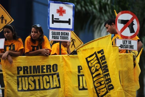 La opositora Mesa de la Unidad Democrática afirmó la noche del martes en un comunicado que "no puede felicitar al actual gobierno por su gestión durante estos 12 años" e instó al mandatario a que "recapacite, sea inclusivo y desarrolle las políticas adecuadas, con el concurso de todos los venezolanos".