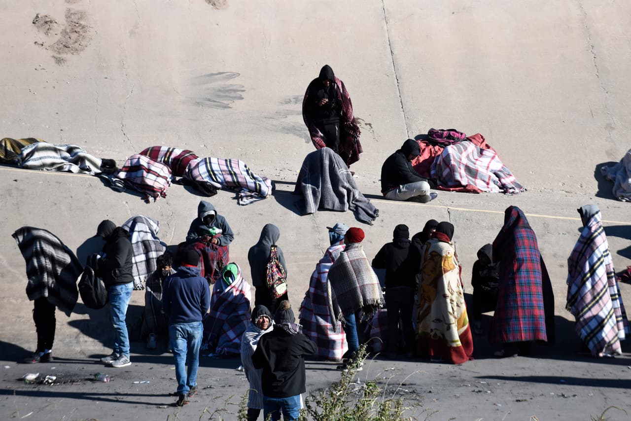 "Con el fin de Título 42, los migrantes venezolanos que previamente habían considerado volver a Venezuela o quedarse en terceros países para buscar vías legales para entrar a Estados Unidos 
<b>ahora repensarán su decisión y vendrán a nuestra frontera sur", </b>anticipan en el reporte de inteligencia.
<br>
<br>DHS asegura que creen que los venezolanos que se asentaron en campamentos en ciudades fronterizas de México, esperarán el fin de Título 42 para volver a cruzar. "Los traficantes ajustarán sus métodos para cruzar a los migrantes con éxito hacia Estados Unidos y 
<b>usarán las redes sociales y mensajes encriptados para alimentar la desinformación sobre lo que dicen las autoridades de Estados Unidos",</b> agregan.