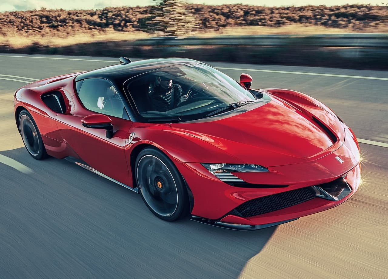 <u><h3 class="cms-H3-H3"><b>Ferrari SF90 Stradale 2021</b></h3></u>
<br>
<br>
<b>Velocidad máxima:</b> 211 mph (339 km/h)
<br>
<br>
<b>Motor:</b> V8 de 4.0 litros doble turbo + 3 motores eléctricos
<br>
<b>Potencia:</b> 986 caballos de fuerza
<br>
<b>Precio inicial: </b>625,000 dólares
