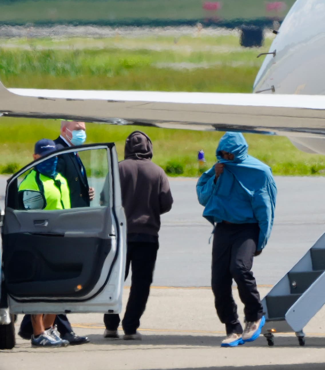 En un reporte de TMZ publicado el miércoles, se dio a conocer que la pareja 
<b><a href="https://www.tmz.com/2021/06/09/kanye-west-spotted-with-bradley-coopers-ex-irina-shayk-france-rebound/" target="_blank">fue vista en Provenza, Francia,</a></b> el martes 8 de junio, mismo día del cumpleaños del empresario.
<br>