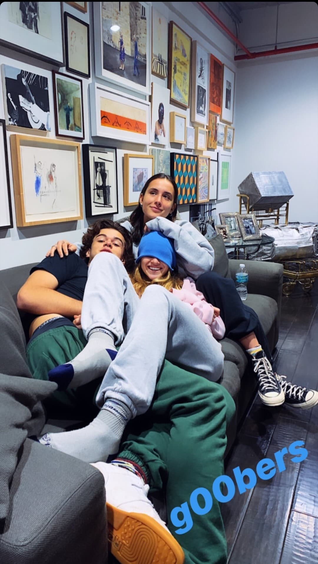 Mientras Alan se encontraba fuera del país, sus hijos mayores pasaron tiempo juntos. Hannah, Alex y Nicole reunidos en pijama como en los viejos tiempos.