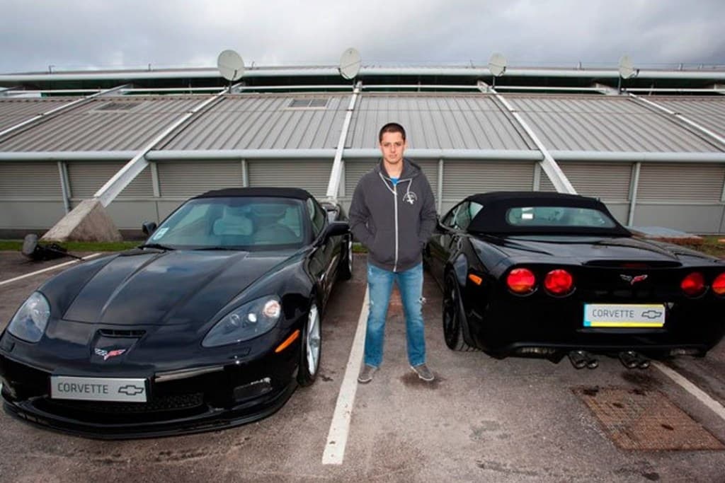 <b>Chevrolet Corvette C6 Z06 (2005-2013) </b>
<br>Tras convertirse en jugador del Manchester United en el 2013, ‘Chicharito’ recibió como obsequio un Chevrolet Corvette C6 Z06 convertible.