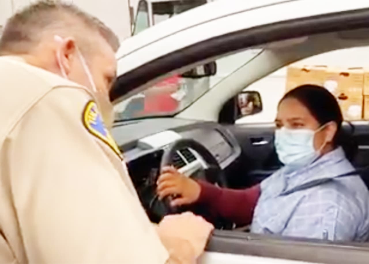 Sorprenden a residentes del sur del Valle con tarjetas de regalo de $100 sólo por usar la mascarilla