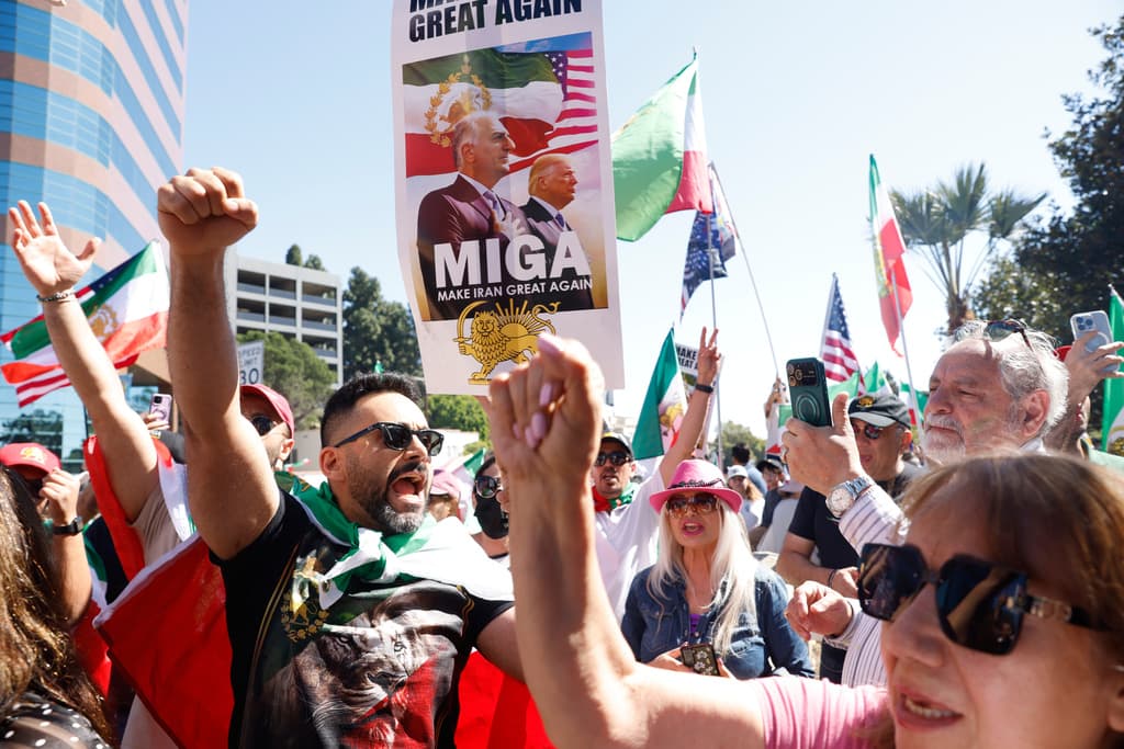 Para el premier israelí Benjamín Netanyahu también hubo expresiones de agradecimiento durante la manifestación en Los Ángeles. Y el tradicional MAGA (Make America Great Again), 'slogan' de campaña política del presidente Donald Trump, fue transformado en MIGA (Make Israel Great Again).