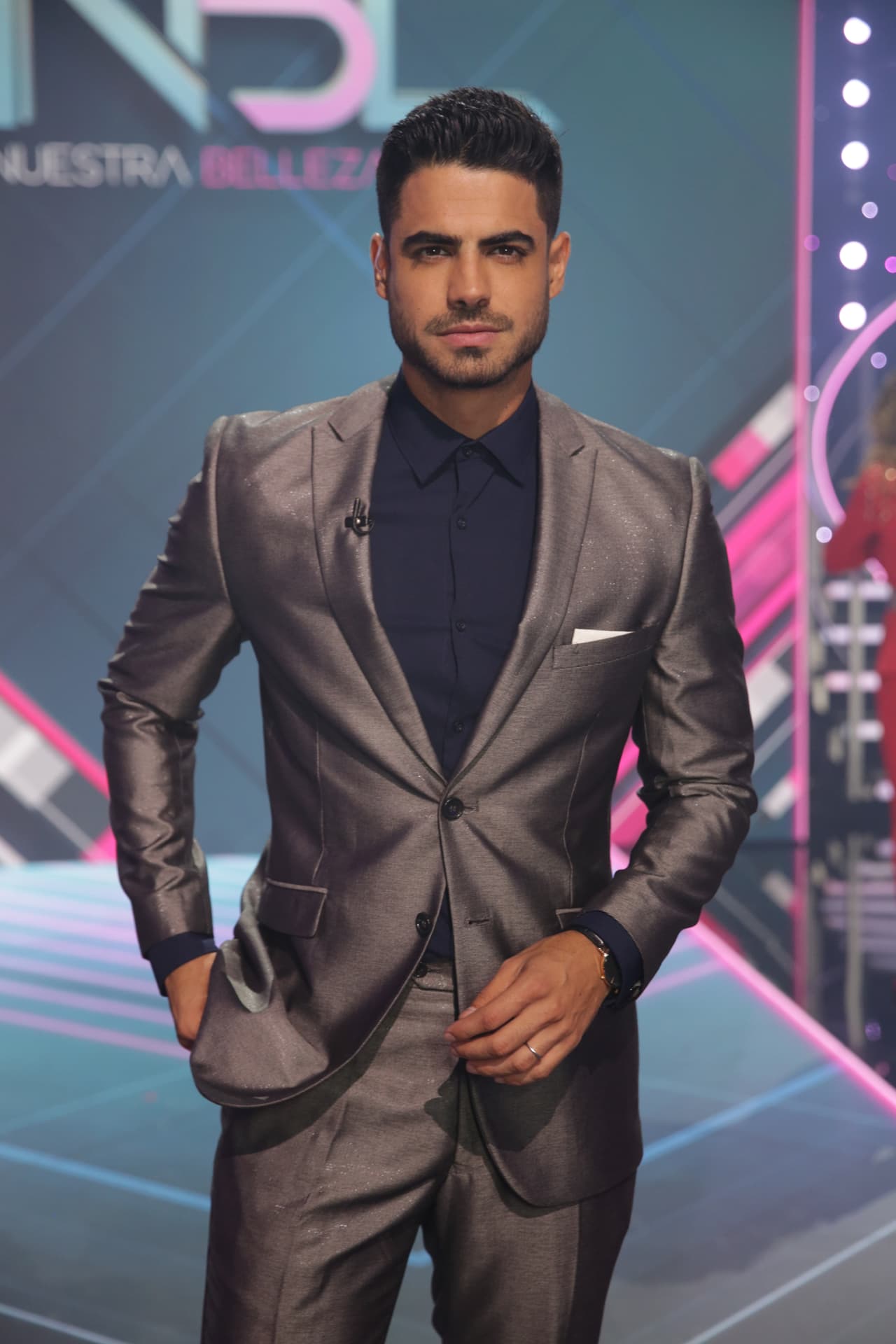 Roberto Hernández, el reportero digital al que siempre vemos en backstage, también pasa por la pasarela para saludar al jurado y a las participantes.