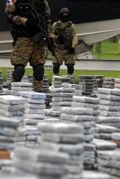 "Todos estos kilos tienen diferentes logos y cada uno de ellos tienen un significado, que son las diferentes organizaciones a la que iba destinada la droga, que llegaría a un solo lugar, a Colón, para su redistribución", destacó el jefe policial al mostrar la droga.