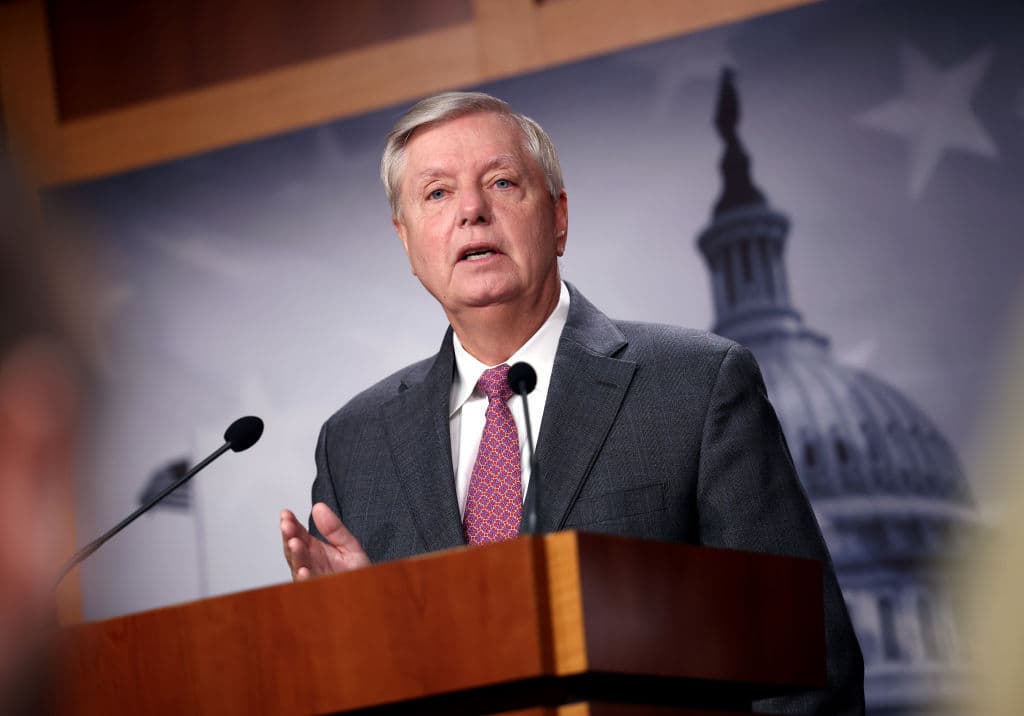 El senador Lindsey Graham da positivo a covid-19 y afirma que, gracias a la vacuna, tiene síntomas leves