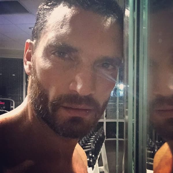 Así que vino un nuevo cambio más, la barba con la que muchas de sus fans opinan que se ve más atractivo y varonil.