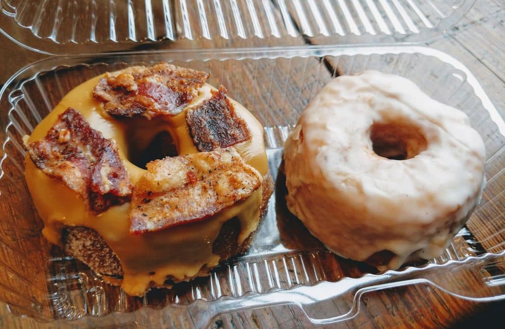 <b>Five Daughters Bakery </b>
<br>Dirección: 675 Ponce De Leon Ave NE Ste N143 Atlanta, GA 30308
<br>Teléfono: (404) 963-1922
<br>Sitio web: 
<a href="https://fivedaughtersbakery.com/">https://fivedaughtersbakery.com/</a> 
<br>
<b><a href="https://www.yelp.com/map/five-daughters-bakery-atlanta-2">Cómo llegar</a></b>
<br>
<br>Un usuario de Yelp dijo: “No hay mejores donas en el mundo. Las selecciones son muy creativas y no deja el típico bajón de azúcar después de comerlas”.