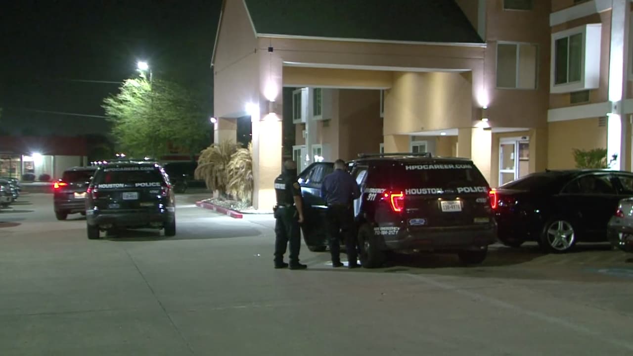 Arrestan a la madre y su novio por la muerte de un niño de 8 años en la bañera de un hotel