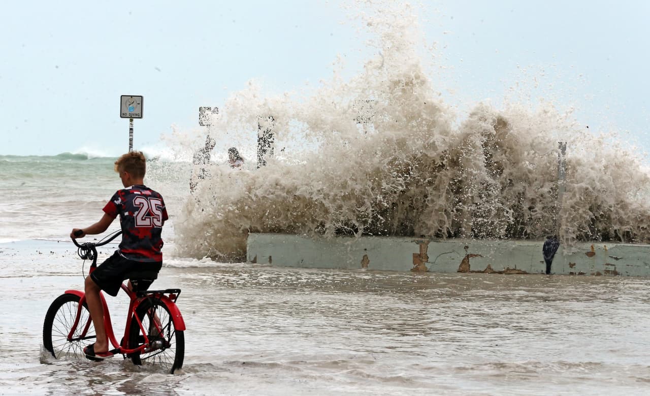 Un residente de Key West observa cómo las olas chocan contra un dique de la isla. Era evacuación obligatoria, pero muchos residentes se negaron a irse.