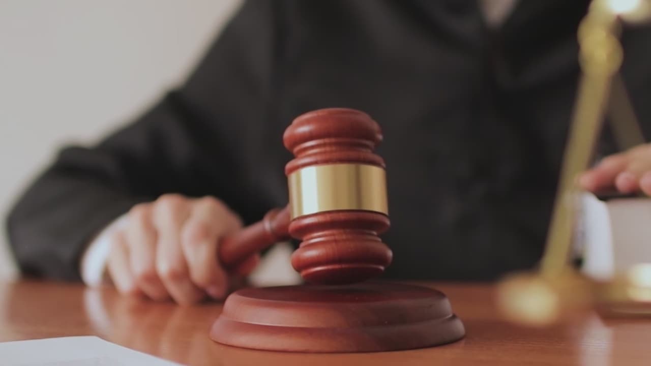 La Corte Suprema de Arizona evalúa demanda de un profesor por capacitaciones de diversidad