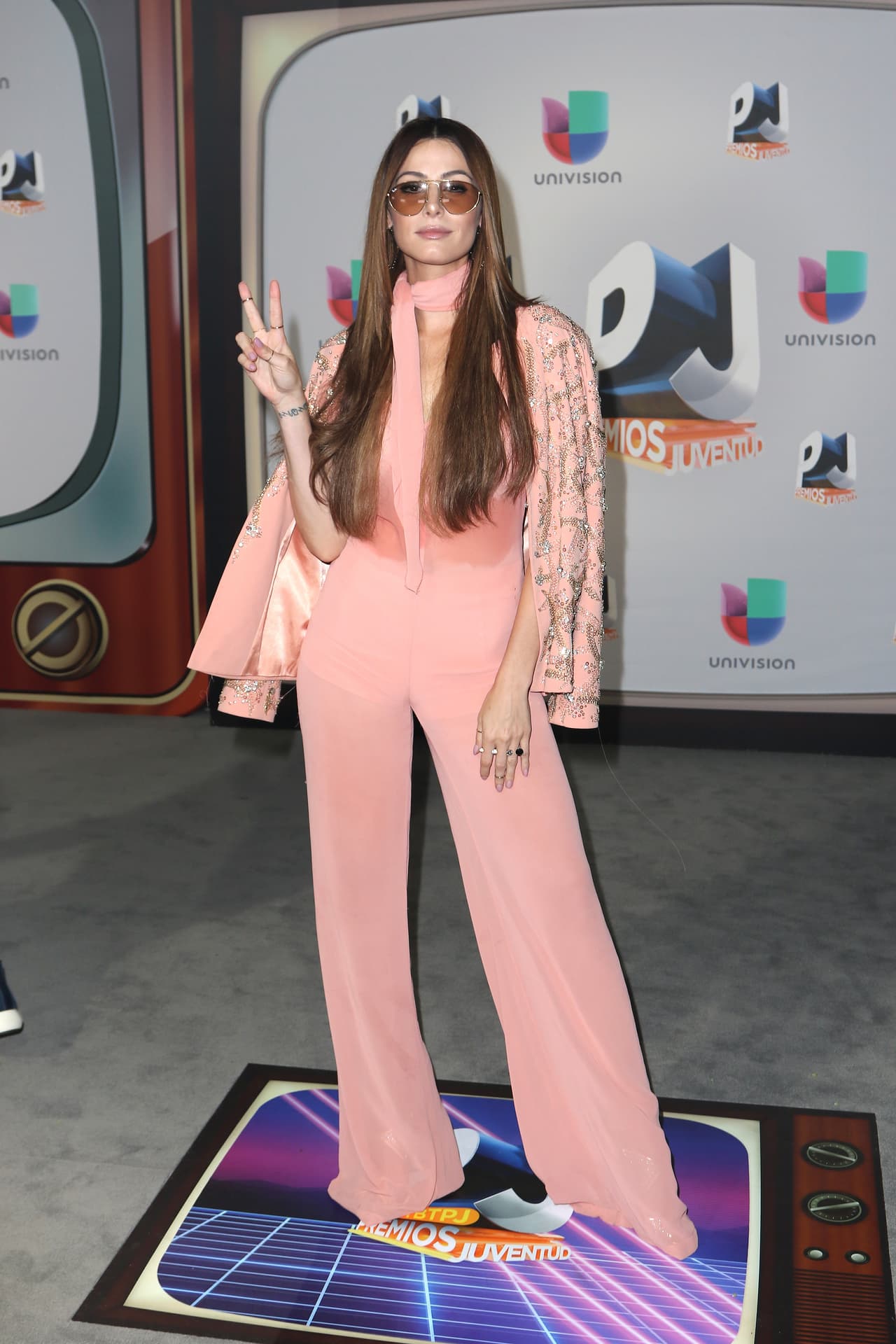 Revoluciones hechas vestidos: Nastassja Bolívar fue la mejor representante de esa década en donde se gestó la liberación femenina y en la que los aires sicodélicos se tomaron el mundo. Con pantalones muy anchos, el pelo muy largo y suelto, con lentes tipo John Lennon y unas buenas plataformas, esta ex Nuestra Belleza Latina fue una de las más retro de la noche.