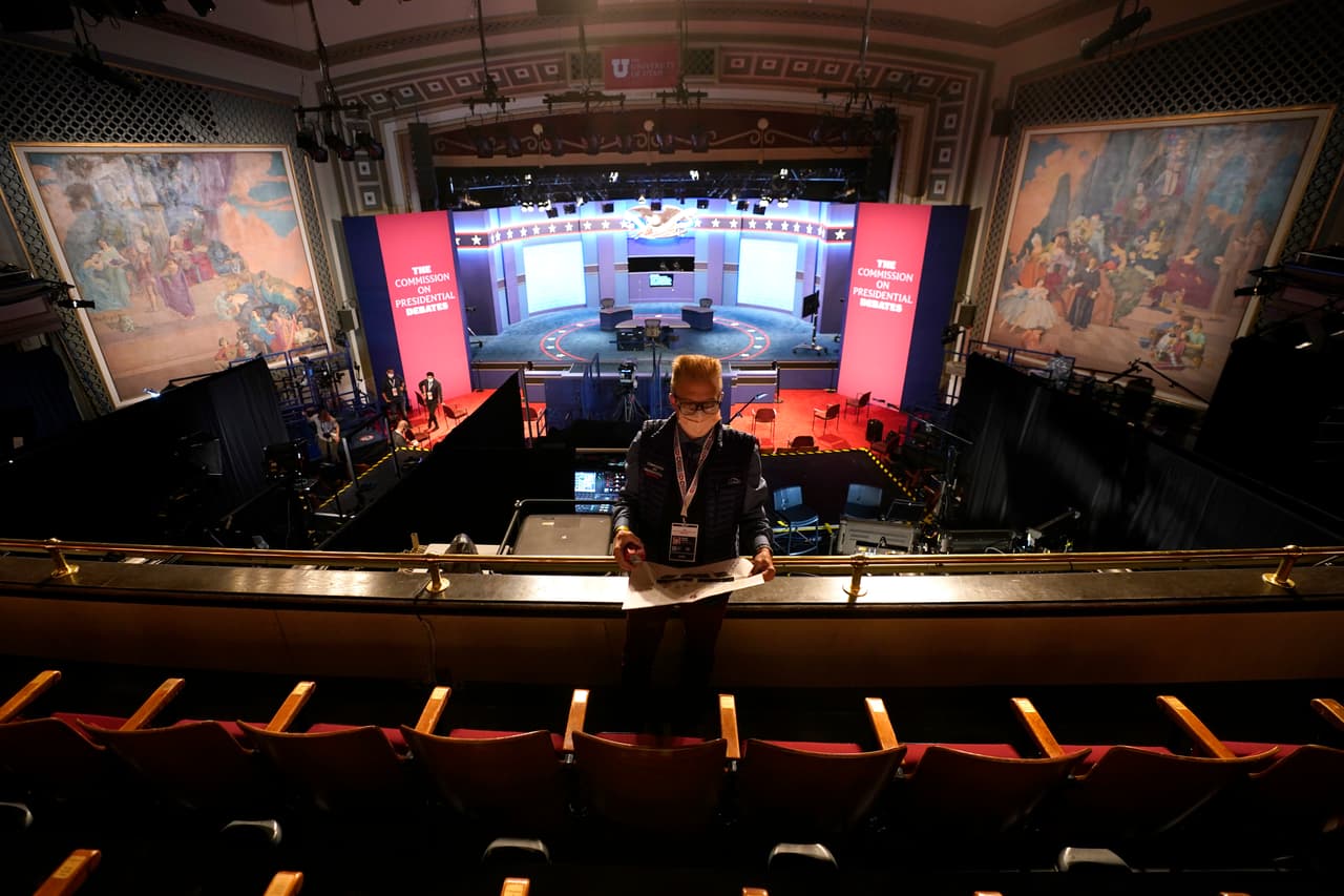 Uno de los organizadores coloca etiquetas para identificar las sillas que serán usadas y las que no para mantener la distancia social. Pence y Harris han estado a la sombra de sus compañeros de fórmula durante toda la campaña pero hoy son los protagonistas.
<br>