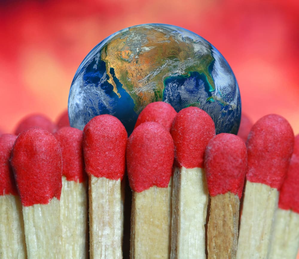 <b>Predicciones cumplidas por El Brujo Mayor</b>
<br>
<br>
<b>El Mundo</b>
<br>El Brujo Mayor planteó que sería un año problemático, con desastres naturales, incendios y terremotos importantes. Los polos se seguirían derritiendo, y el calentamiento global desataría cambios variados en el clima como ha sucedido hasta ahora, pero con un aumento.