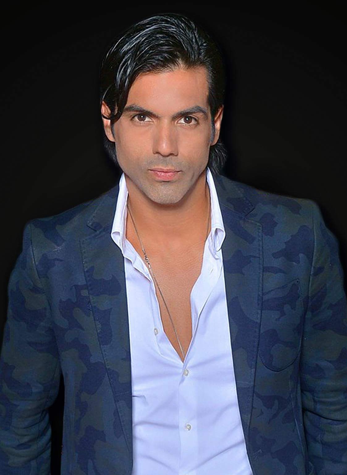 Trabajó como cargador de camiones, donde escuchaba la radio, fue así como nació su pasión por la locución.
<br>