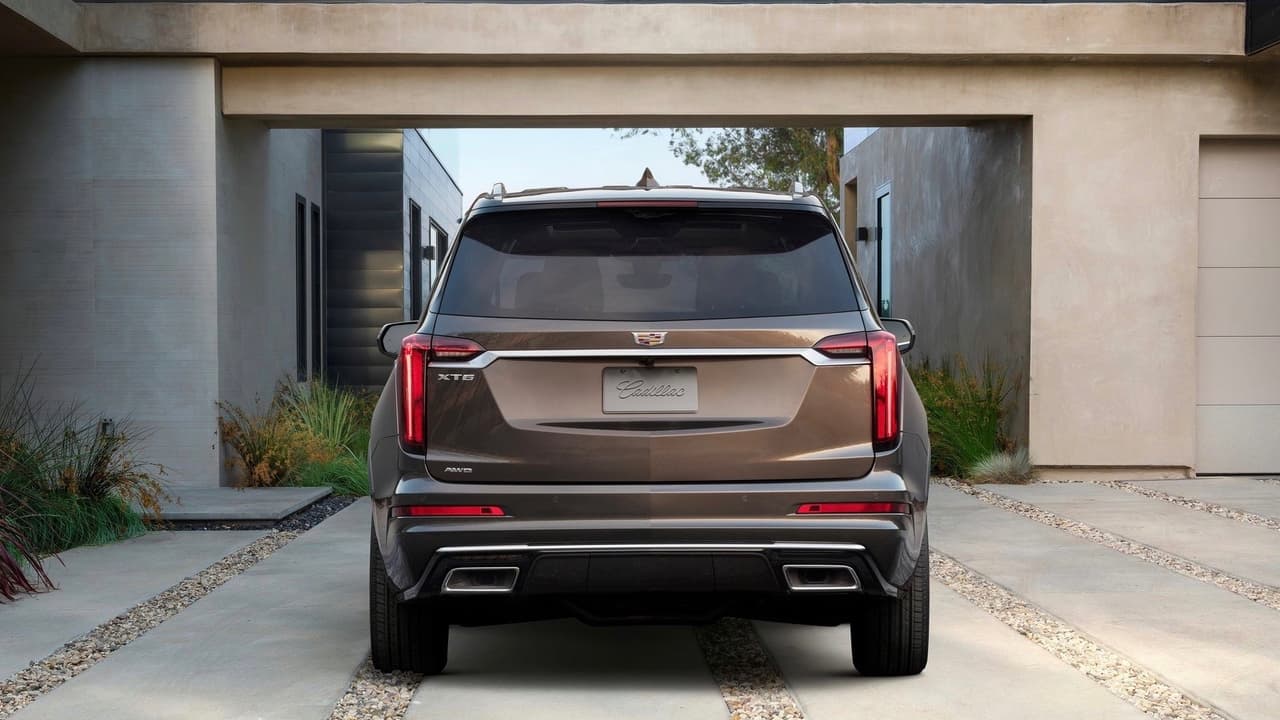 La motorización de la Cadillac XT6 2020 estará a cargo de un motor
<b> V6 de 3.6 litros de desplazamiento</b> sin aspiración forzada que produce 310 caballos de fuerza y 266 lbs. pie de torque. Aunque Cadillac no dio detalles sobre su rendimiento, el mismo motor ofrece un rendimiento combinado de 23 millas por galón bajo el capó de la Buick Enclave Avenir AWD. Las cifras para la Cadillac XT6 no deberían estar muy lejos. El nuevo modelo ofrecerá una transmisión automática de 9 velocidadesde embrague doble para cambios rápidos con cuatro modos de manejo. La tracción integral (AWD) es opcional.