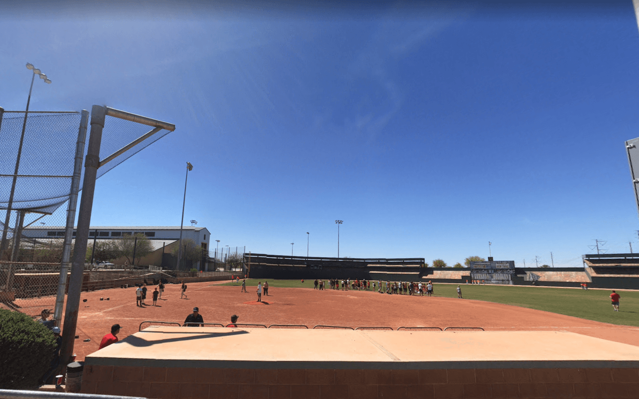 <b><a href="https://www.gilbertaz.gov/departments/parks-and-recreation/parks-facility-and-sport-field-rentals/parks-infomation" target="_blank">GILBERT</a></b>: En un esfuerzo por limitar las reuniones, Gilbert está cerrando parques infantiles, canchas de atletismo y otras comodidades en todos los parques públicos a partir de las 8 AM del sábado 28 de marzo. Los espacios abiertos, senderos, senderos para caminar y baños permanecerán abiertos. (Foto: Elliot District Park) 
<br>