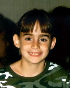 <b>Madelyn Rae Clifton, 8 años. </b>Maddie desapareció de su casa en Jacksonville en noviembre de 1998. Su cuerpo fue encontrado días más tarde en la habitación de Joshua Phillips, un vecino de 14 años, que vivía al otro lado de la calle. Este joven fue declarado culpable de apuñalar y golpear a la niña hasta matarla y sentenciado a cadena perpetua, sin libertad condicional. La pequeña recibió al menos nueve puñaladas, según el alguacil del condado de Duval.
