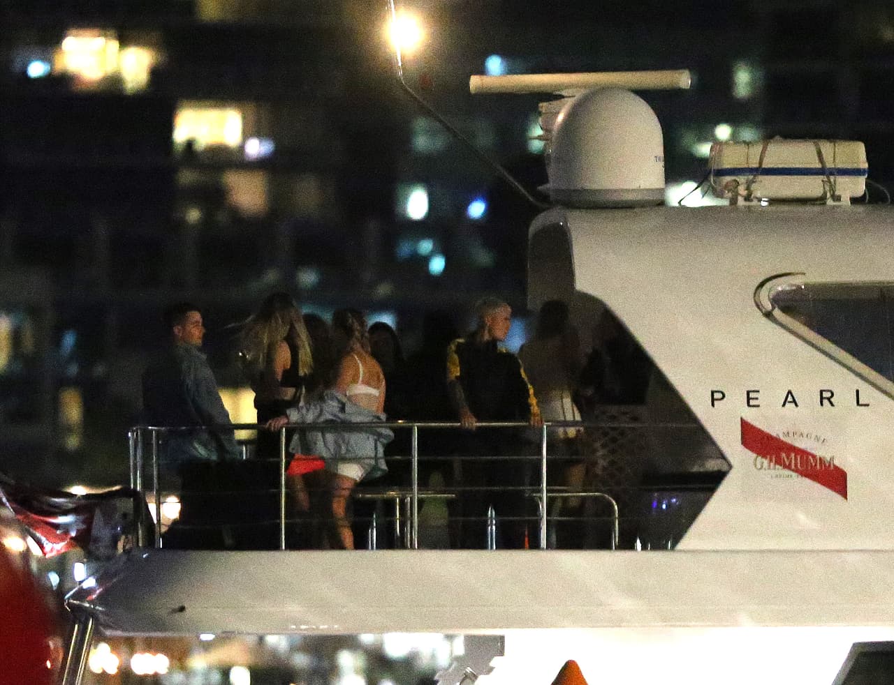 Justin Bieber fue visto de fiesta en un barco con alrededor de diez mujeres, bebiendo, charlando y bailando hasta bien entrada la noche, desembarcando alrededor de la 1:30 a. m. el 12 de marzo. Justin también pareció entrar en una discusión con uno de sus guardias de seguridad antes de darle un abrazo.