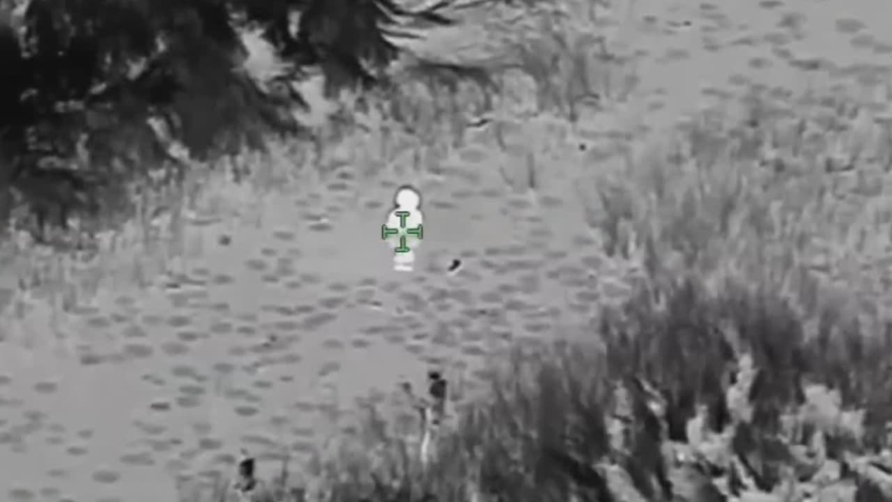 El momento en que un niño de 6 años es rescatado por oficiales tras quedar atrapado en un estanque