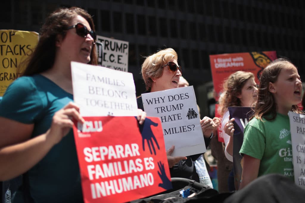 "¿Por qué Trump odia a ls familias?", se lee en una pancarta durante una protesta en Chicago en junio de 2018. Los manifestantes exigían al gobierno de Donald Trump poner fin a la política de separación de familias.