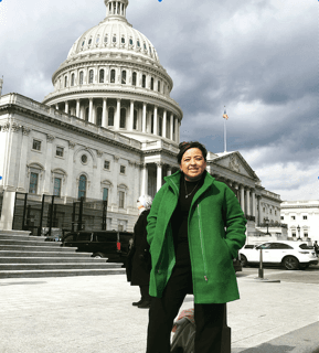 Rosie Torres, frente al edificio del Capitolio en Washington DC. Dejó su trabajo en la Administración de Veteranos para ayudar a su marido a defender sus derechos como veterano discapacitado tras su exposición a un vertedero de residuos tóxicos en Irak.