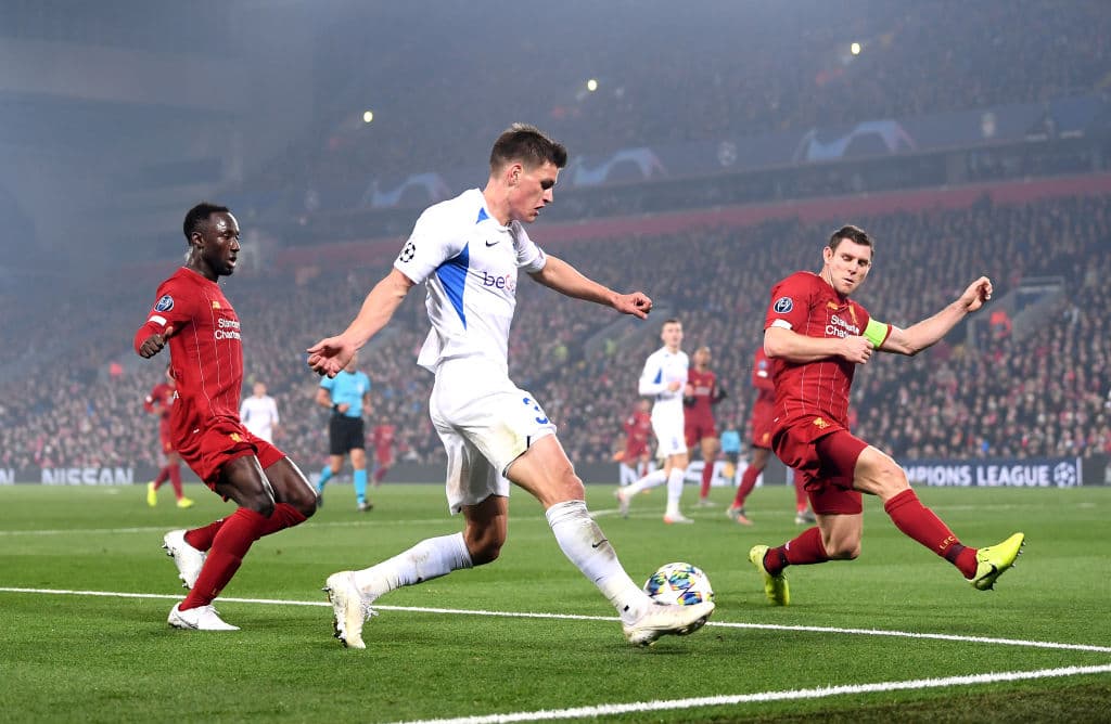 Con goles de Chamberlain y Wijnaldum, el Liverppol gana y se pone como líder del grupo E.-