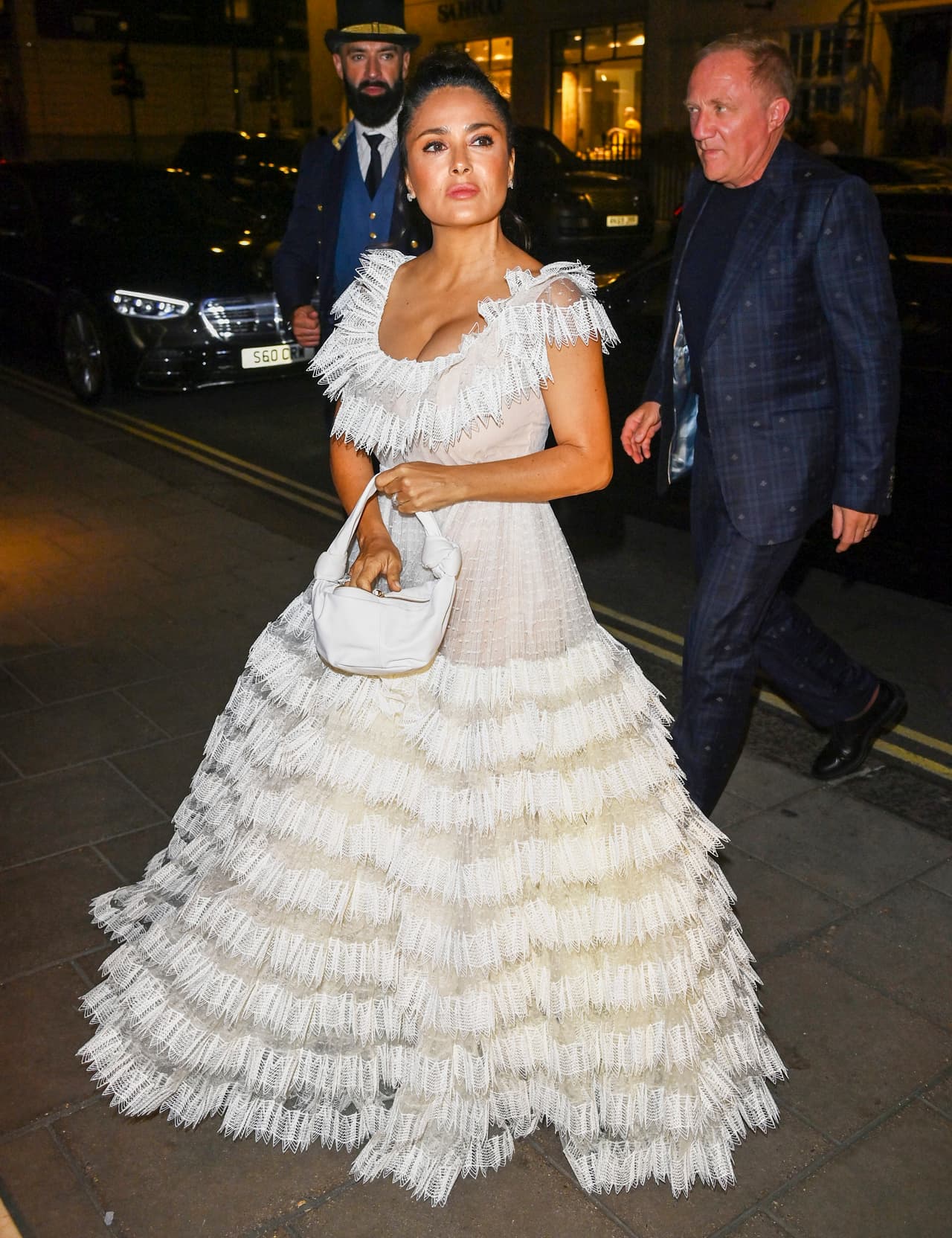 Salma Hayek dijo que ella y Edward Enninful, el editor de la versión británica de Vogue, han compartido "tantas risas durante tantas décadas que no puedes imaginarte porque 
<b>nos vemos increíbles para nuestra edad</b>".
<br>