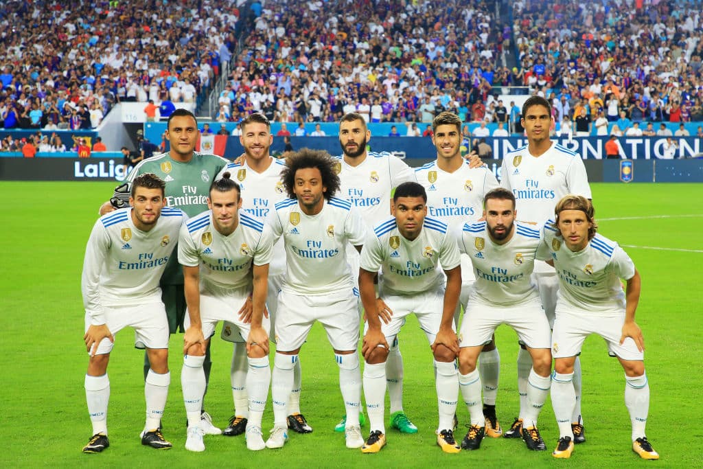 Hay quienes siempre rezan o se persignan a la hora de entrar a la cancha. Y esto de entrar al terreno de juego también da para rituales, porque hay quienes siempre tienen que entrar de la misma manera, sea con el pie derecho o hasta el final de sus compañeros. Otros deben dar el mismo número de botes a la bola antes de hacer un saque, o hacer todo tipo de particularidades... Mira unos cuantos ejemplos.