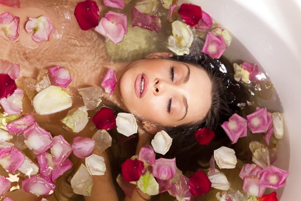 Si lo prefieres, puedes en su lugar tomar un baño de rosas, con el aceite o esencia, así como pétalos, para sumergirte de lleno en la purificación de la flor.