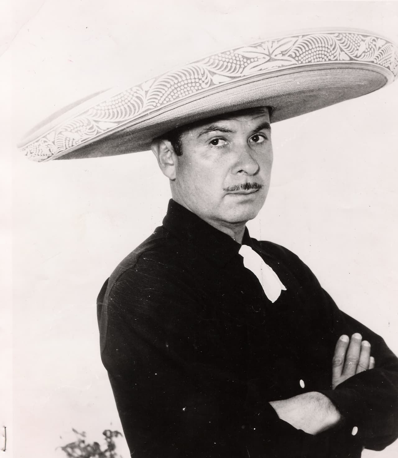 Antonio Aguilar desarrolló su carrera de cantante a la par de la de actor. Participó en las películas: 'La Cama de Piedra' (1957), 'Ahí Vienen los Argumedo' (1961), 'Los Hermanos De Hierro' (1961), 'Triste Recuerdo', por mencionar algunas.