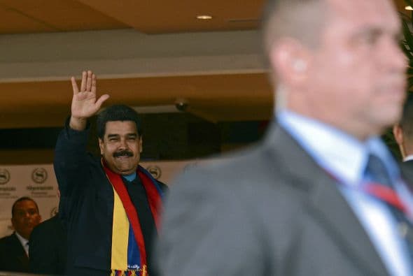 Nicolás Maduro, el mandatario venezolano, saluda a los reporteros frente al Centro de Convenciones de Atlapa, en Panamá.