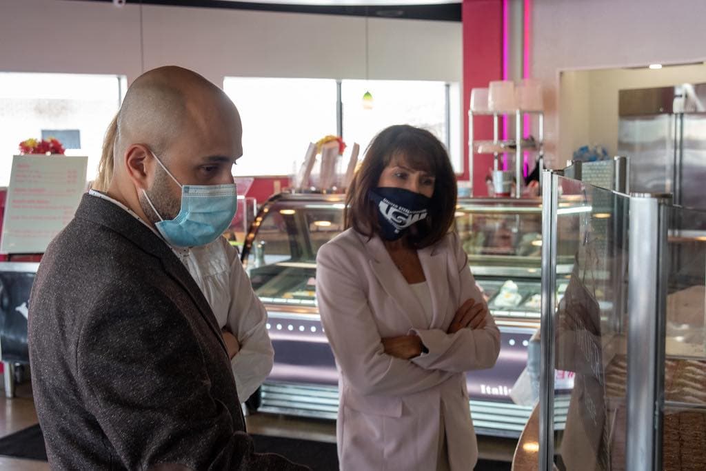 <b>Marie Newman </b>es una onsultora comercial y fundadora de un programa contra el acoso escolar. Venció en el tercer distrito congresional de Illinois al titular 
<b>Dan Lipinski </b>y enfrentará al republicano Mike Fricilone en noviembre. Ella contó con el respaldo del grupo progresista 
<i>Justice Democrats</i> y su abanderada, la representante Alexandria Ocasio-Cortez de Nueva York.