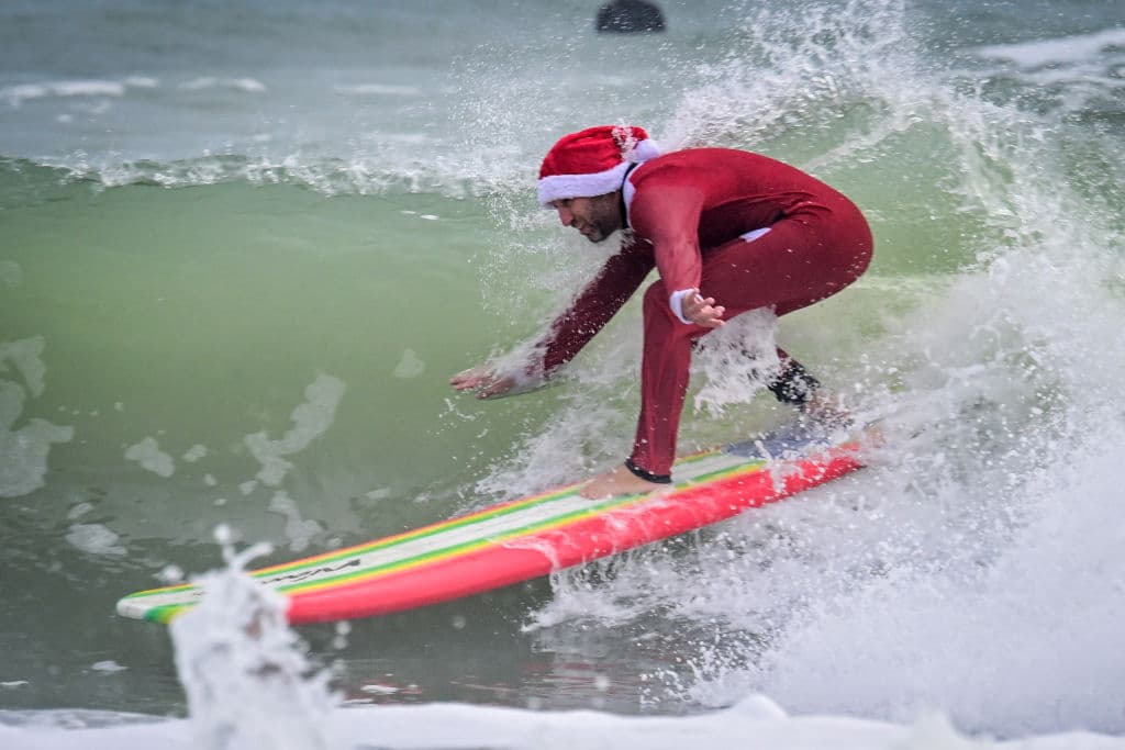 Algunos de los participantes en 'Surfing Santas' ofrecieron con su talento un espectáculo gratuito sobre las olas.