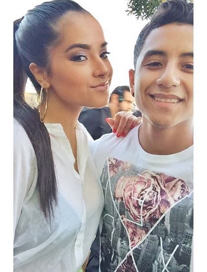 ¿Así o más contento el fan de Becky? Este afortunado chico se la encontró y no dudó en pedirle una foto.