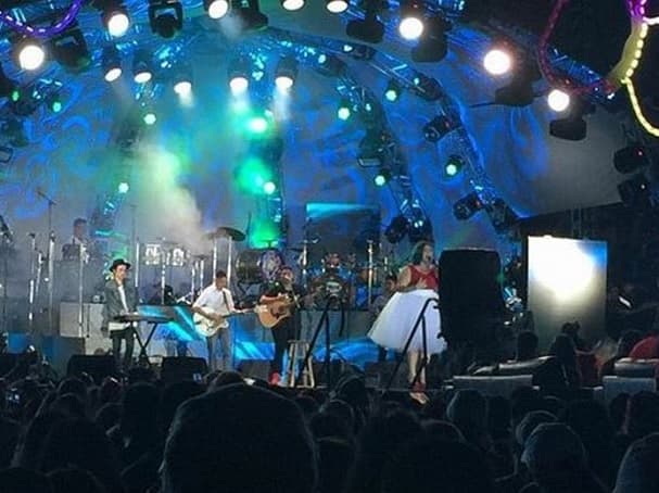 Jacquie Rivera, una de las hijas de Jenni, subió al escenario e interpretó un tema dedicado a su mami.