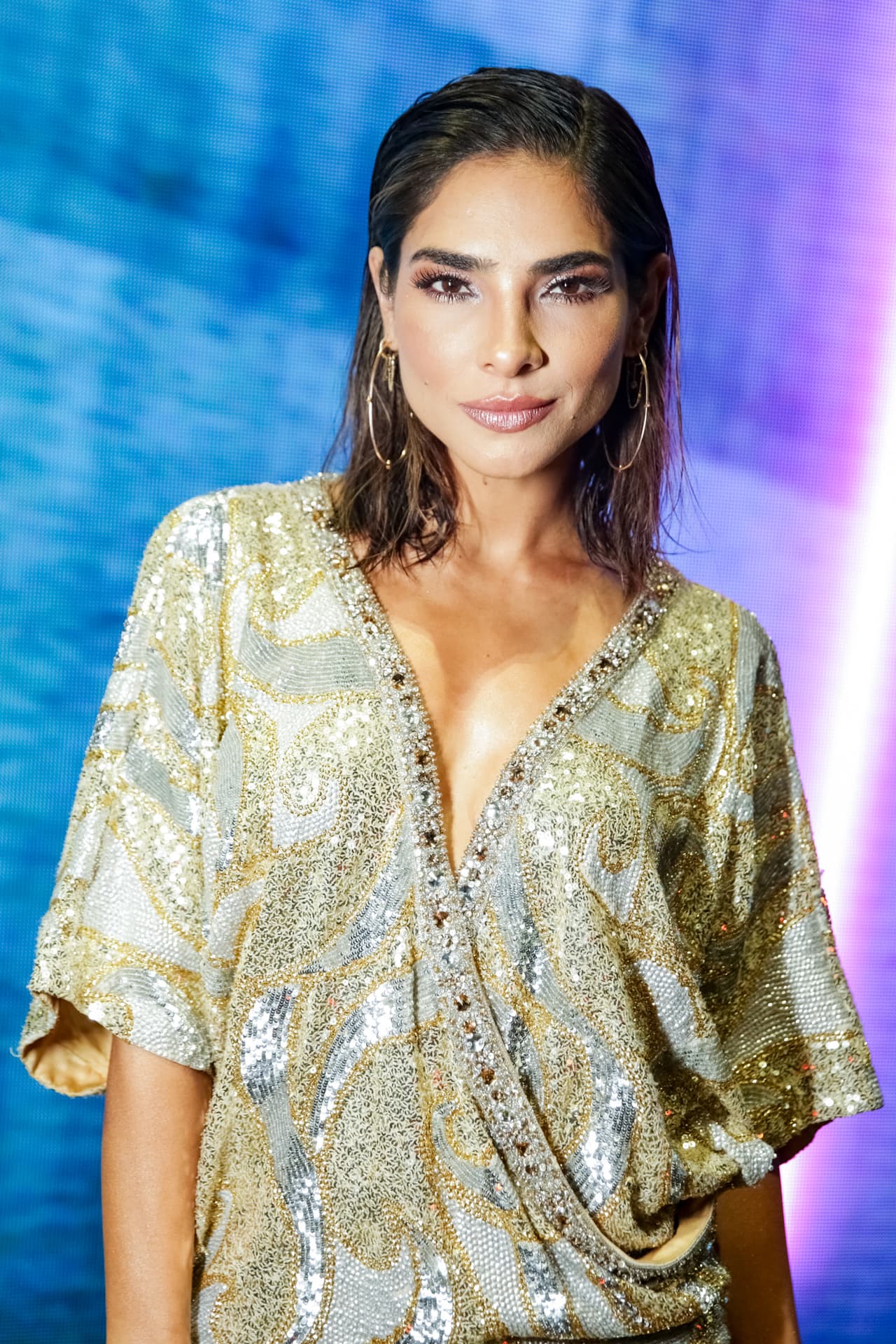 Este fue uno de los looks que lució en la noche.