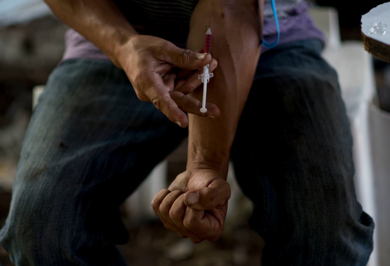 En una casa abandonada de Humacao un adicto se inyecta cocaína en un brazo, una droga que puede causar daños extremos antes de acabar con su vida.