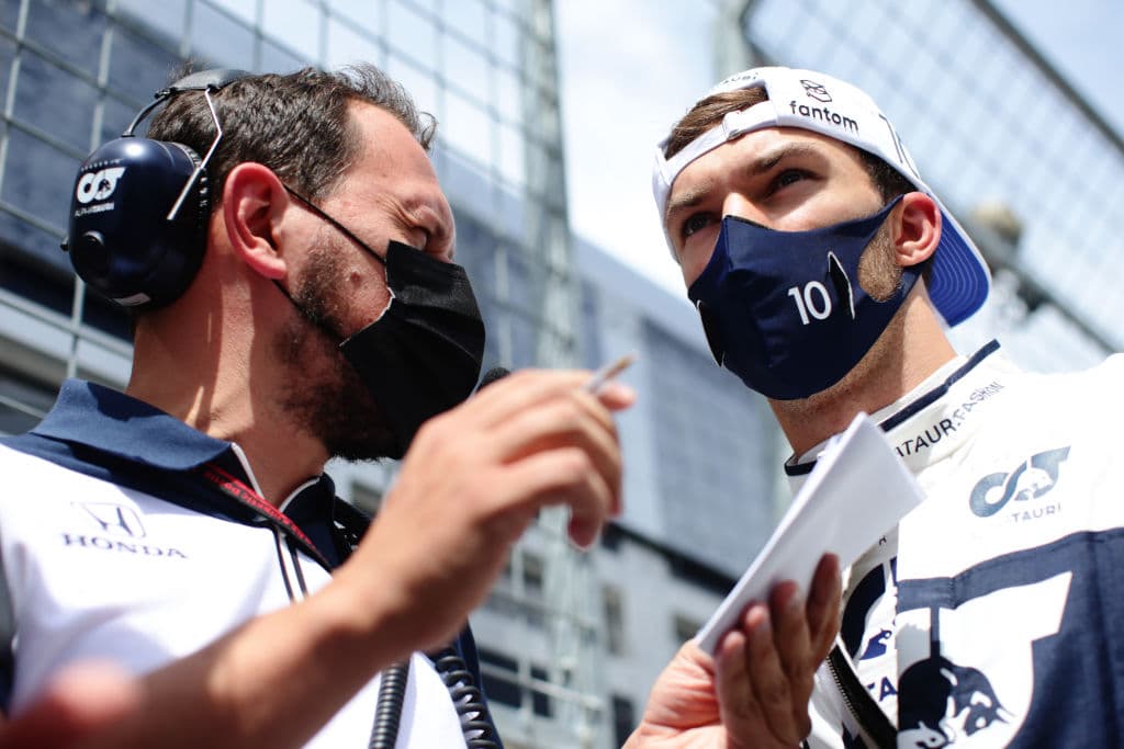 Max Verstappen se lleva el Gran Premio de Estiria en la Formula 1. El piloto neerlandés es número uno en el ranking de pilotos dejando muy atrás a Lewis Hamilton, quien quedó segundo; Bottas se queda con la tercera plaza. El mexicano Sergio Pérez no logra subir esta vez al podio, sin embargo sigue produciendo grandes resultados para Red Bull.