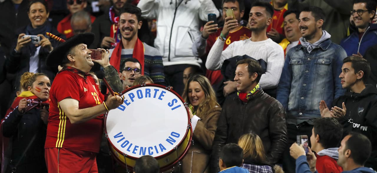 En las tribunas, el ambiente estaba listo para recibir a dos selecciones con buen pie. Manolo 'El del Bombo' ponía la fiesta.
