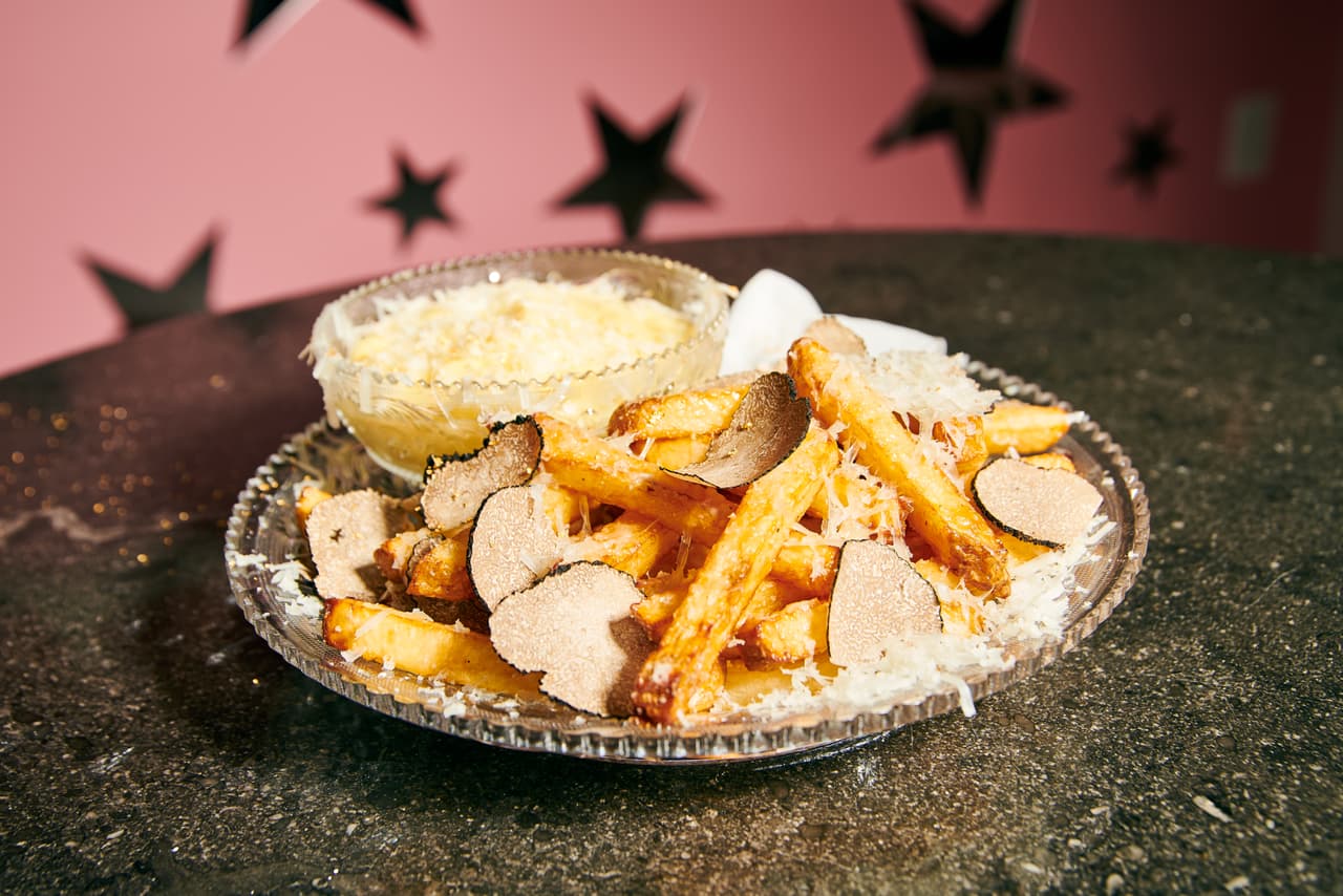 Serendipity3 es un restaurante favorito por celebridades como Selena Gomez, Ryan Reynolds, Melanie Griffith, Cher y Kim Kardashian, en donde además se han filmado algunas películas. Como One Fine Day (con George Clooney y Michelle Pfeiffer), Serendipity (con John Cusack y Kate Beckinsale) entre otras.
<br>