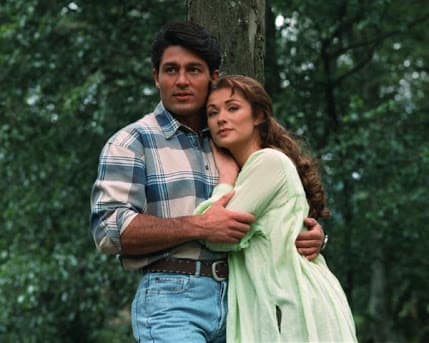 La romántica historia de la joven invidente y el hombre con quien intercambió su destino se contó por primera vez en México en 1997, con su título original y protagonizada por Fernando Colunga y Leticia Calderón como una inolvidable Esmeralda.