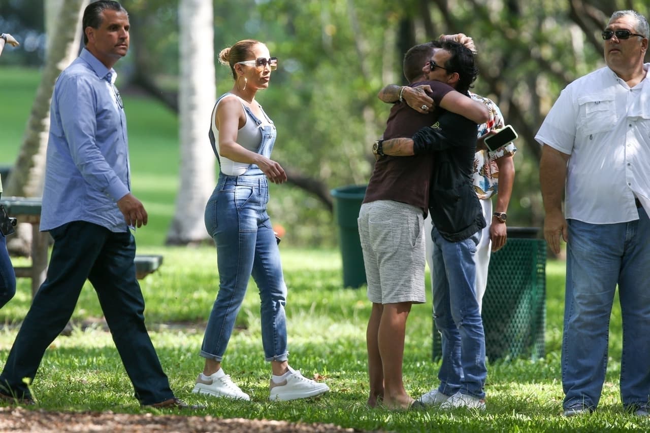 Con besos y abrazos, Marc Anthony saludó a todos y de inmediato comenzó a buscar a Emme.